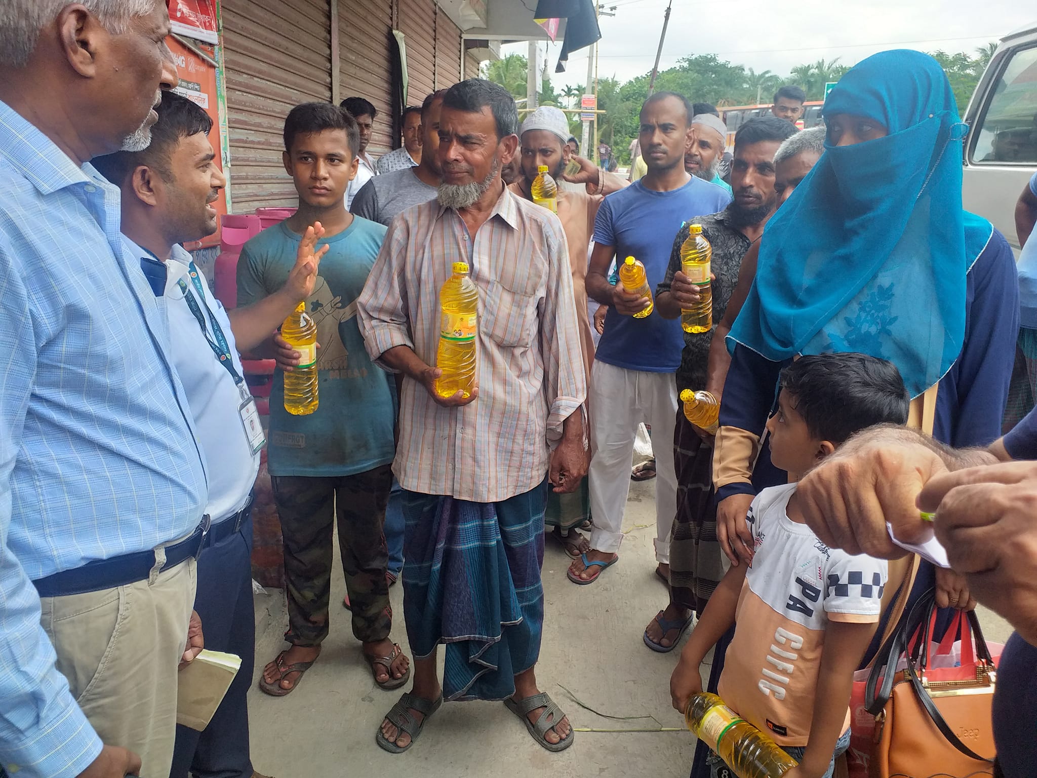 গোপালগঞ্জে সয়াবিন তেল লুকিয়ে রাখার অপরাধে ব্যবসায়ীকে ১০ হাজার টাকা জরিমানা