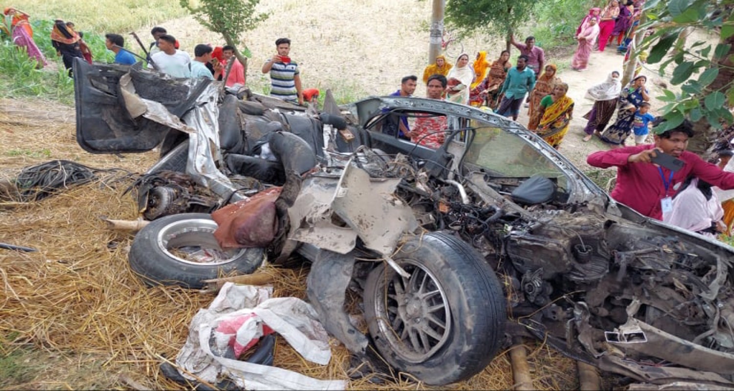গোপালগঞ্জে বাস-প্রাইভেটকার ও মটর সাইকেলের সংঘর্ষ । নিহত ৯, আহত ২৫