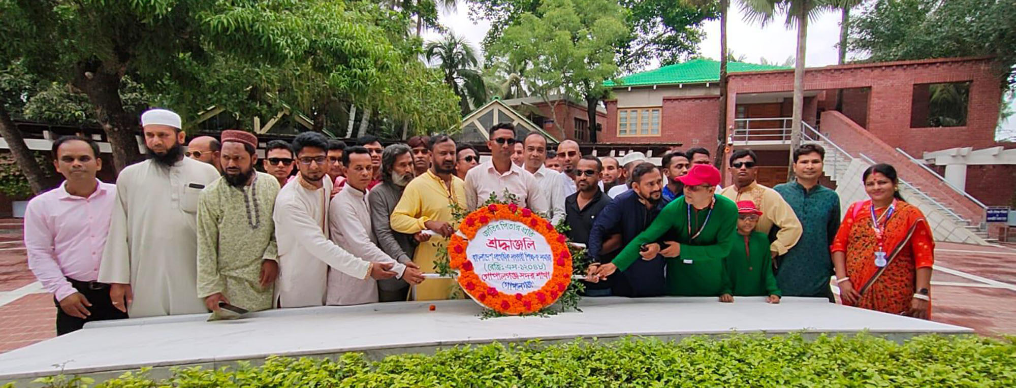 টুঙ্গিপাড়ায় বঙ্গবন্ধুর সমাধিতে সহকারী শিক্ষক সমাজের শ্রদ্ধা