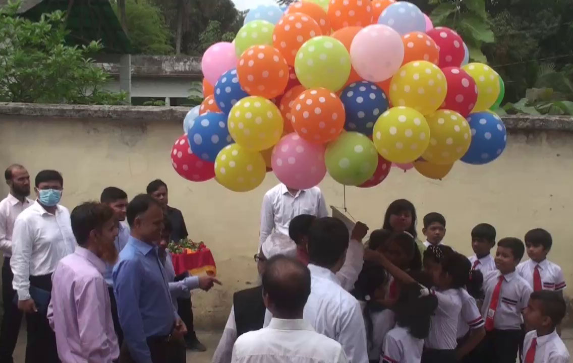 গোপালগঞ্জে ফিতা কেটে ও বেলুন উড়িয়ে ভূমি সেবা সপ্তাহের উদ্বোধন