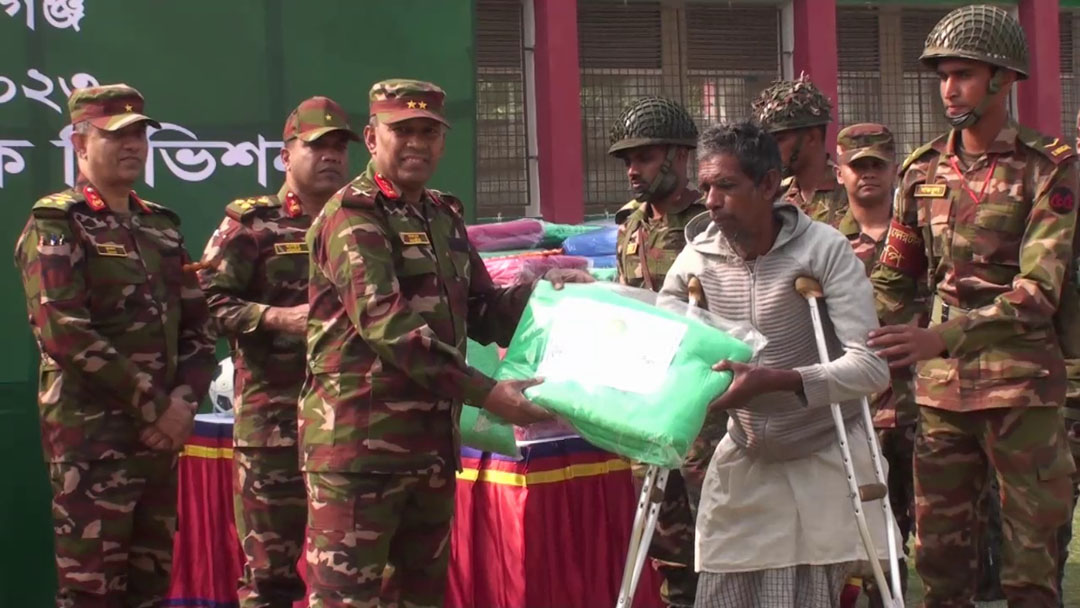 টুঙ্গিপাড়ায় সেনা প্রধানের পক্ষে শীতবস্ত্র বিতরণ