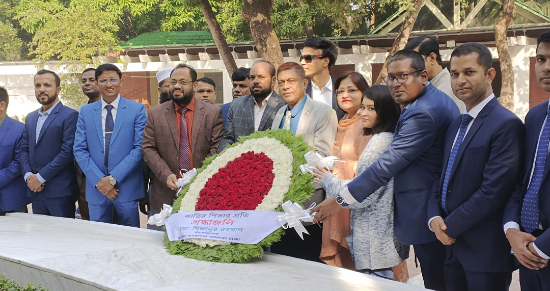 বঙ্গবন্ধুর সমাধিতে শ্রদ্ধা জানালেন দুর্যোগ ব্যবস্থাপনার মহাপরিচালক