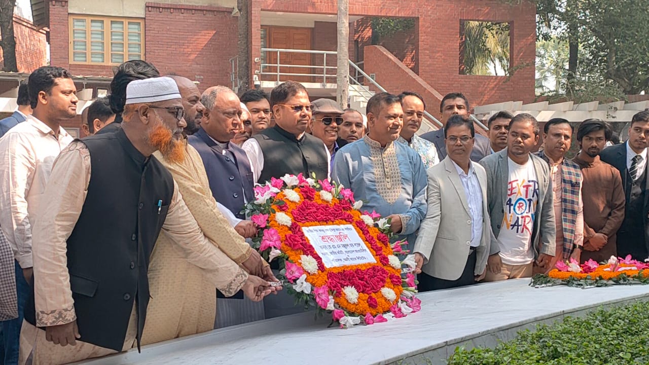 বঙ্গবন্ধুর সমাধিতে অগ্রণী ব্যাংক পরিচালকের শ্রদ্ধা
