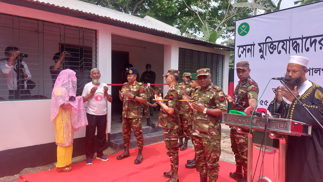 গোপালগঞ্জে ছয় বীর মুক্তিযোদ্ধা পেলেন সেনাবাহিনী ঘর