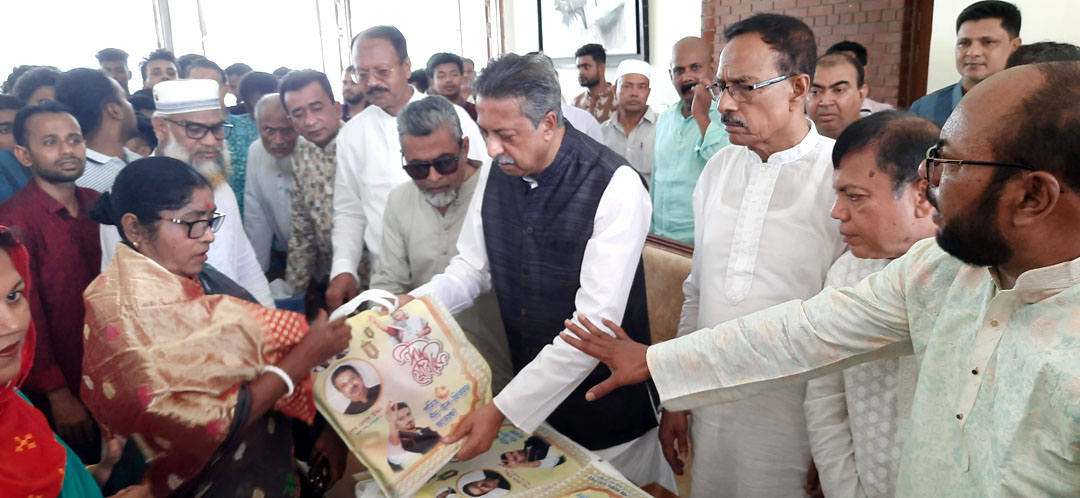 প্রধানমন্ত্রীর পক্ষে তাঁর নির্বাচনী এলাকায় ঈদ উপহার বিতরণ