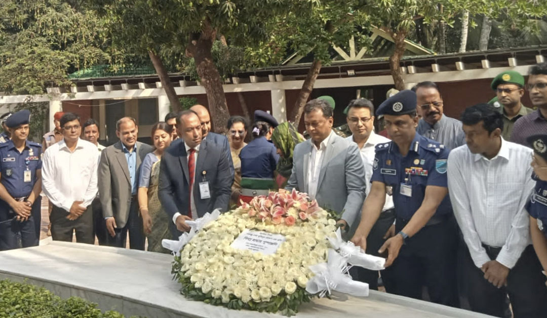 বঙ্গবন্ধুর সমাধিতে জননিরাপত্তা সচিবের শ্রদ্ধা