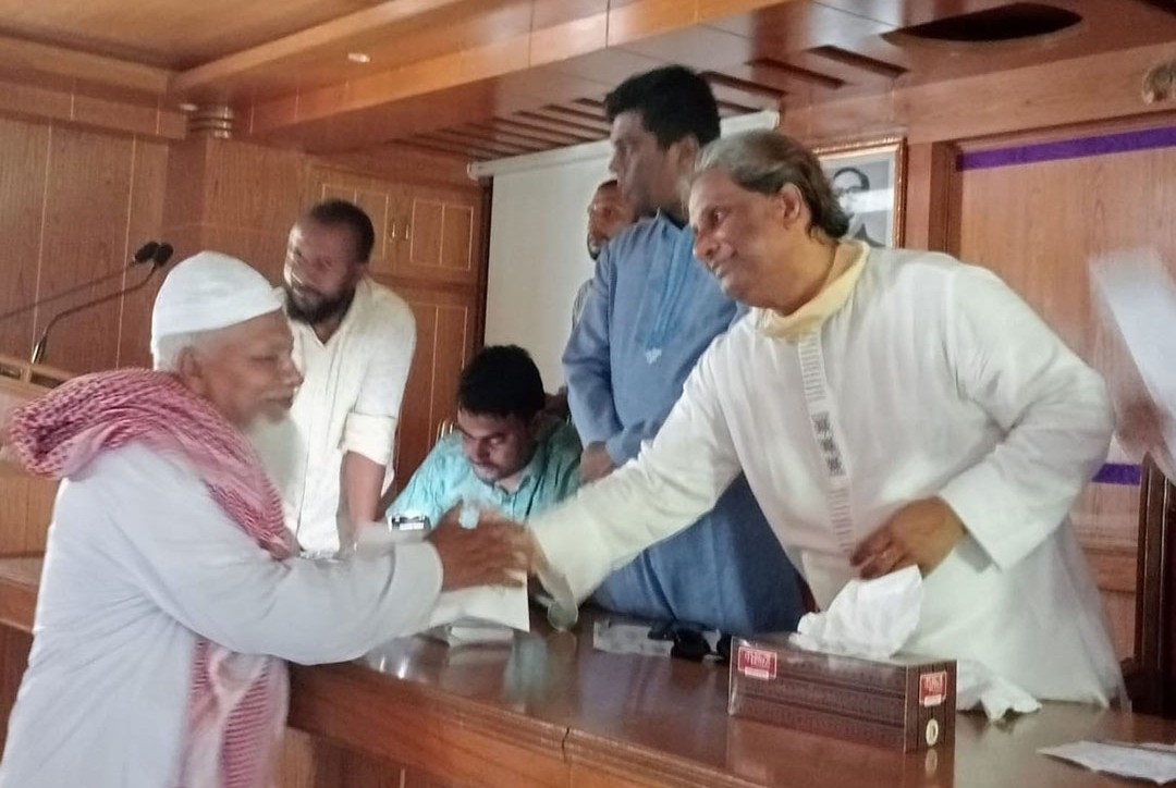 গোপালগঞ্জ পৌর মেয়র দিলেন ১৬৮টি মসজিদের ঈমাম মোয়াজ্জিনকে ঈদ উপহার