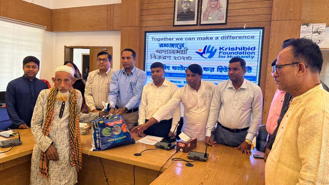 ঈদুল ফিতর উপলক্ষে কৃষিবিদদের দরিদ্রদের খাদ্যসামগ্রী বিতরণ