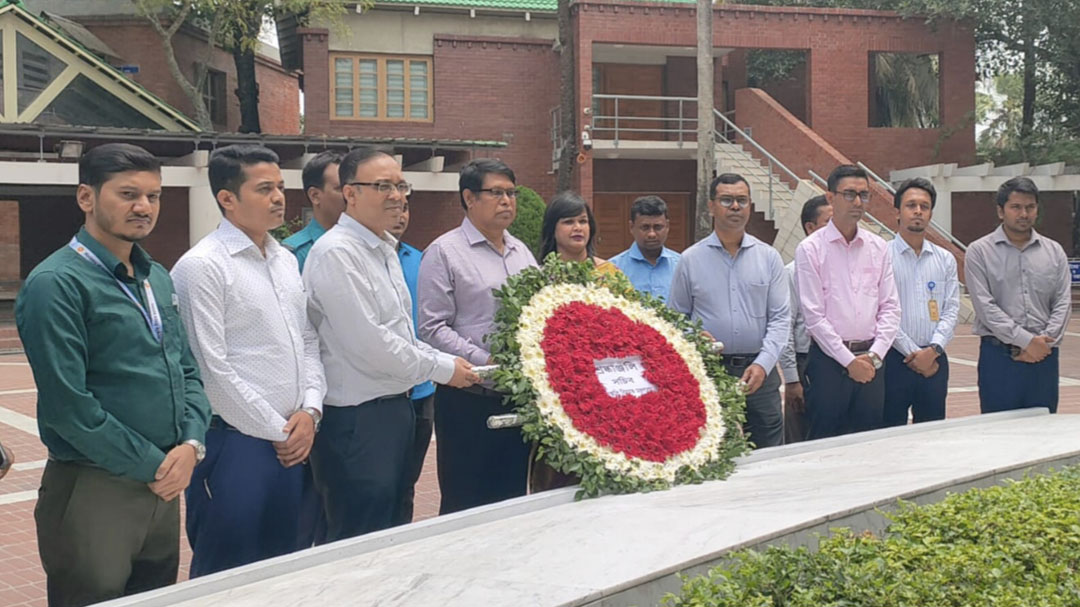 টুঙ্গিপাড়ায় বঙ্গবন্ধুর সমাধিতে সংস্কৃতি সচিবের শ্রদ্ধা