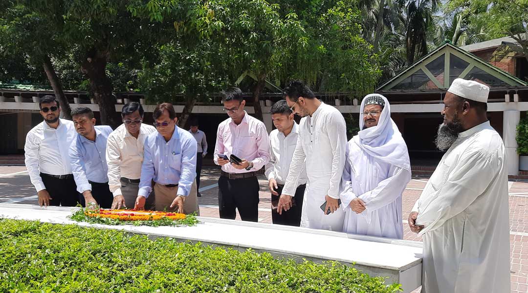 টুঙ্গিপাড়ায় বঙ্গবন্ধুর সমাধিতে সাবেক দুই পরিচালকের শ্রদ্ধা