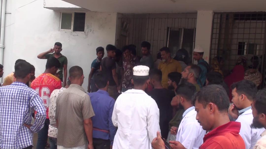 গোপালগঞ্জে মাদকের টাকা না দেয়ায় এক কোপে বাবার ঘাড় নামাল নেশাগ্রস্থ ছেলে