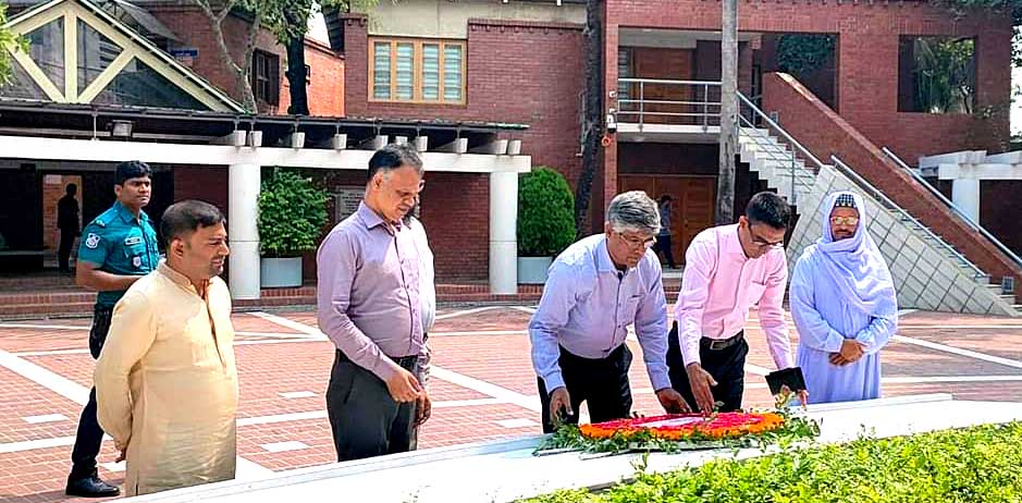 বঙ্গবন্ধুর সমাধিতে বাণিজ্য মন্ত্রণালয়ের সিনিয়র সচিবের শ্রদ্ধা