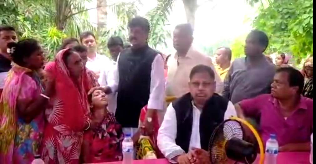 মুকসুদপুরে বিএনপি নেতার স্ত্রীকে উত্তরাধিকার প্রার্থী ঘোষনা করলেন আওয়ামী লীগ নেতা লাবলু