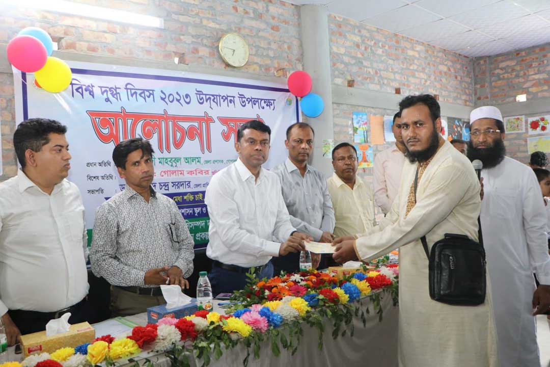 বজ্রপাতে নিহত খেলোয়ারের দাফনের জন্য জেলা প্রশাসনের আর্থিক অনুদান