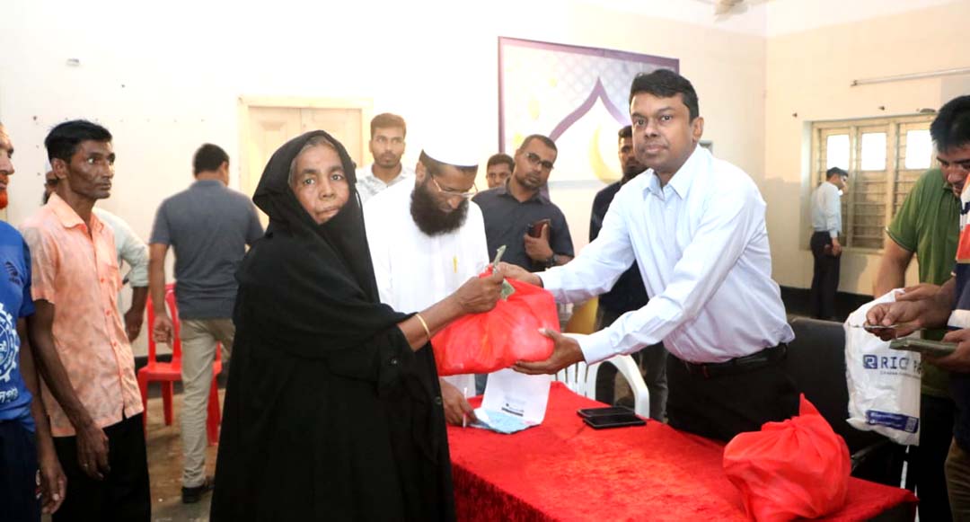 গোপালগঞ্জে প্রধানমন্ত্রীর পক্ষে ঈদ উপহার বিতরণ করলেন জেলা প্রশাসক
