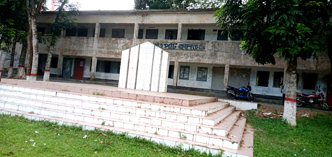 ফেলকরা শিক্ষার্থীদের পরীক্ষার ফরম পুরন না করায় ভাংচুর ও শিক্ষকদের অবরুদ্ধ