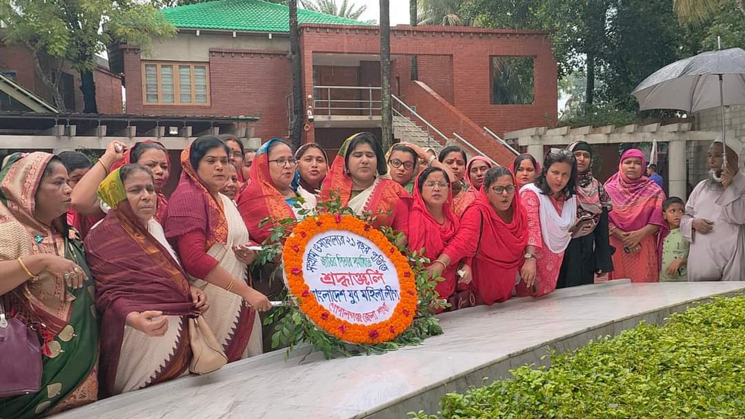 জাতির পিতা সমাধিতে যুব মহিলা লীগের প্রতিষ্ঠাবার্ষিকর শ্রদ্ধা