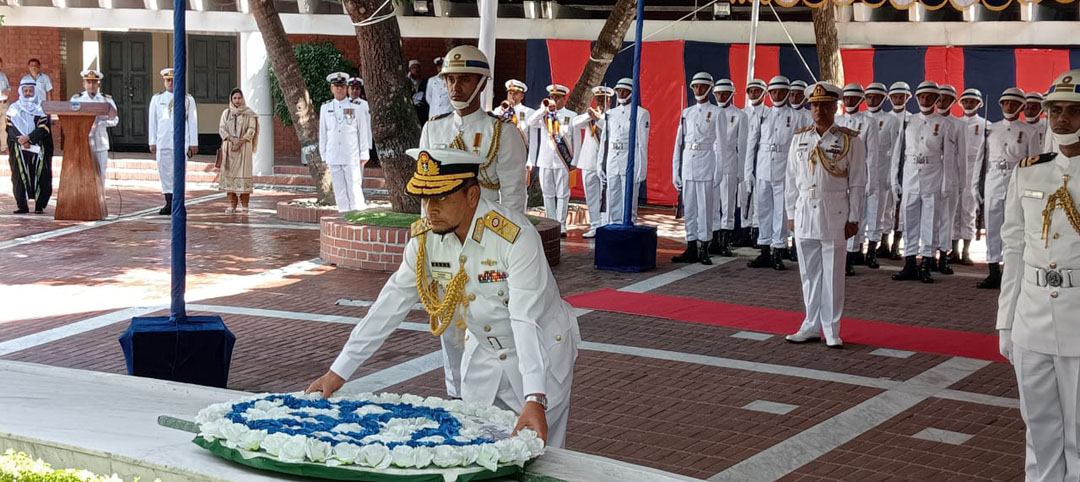 বঙ্গবন্ধুর সমাধিতে নবনিযুক্ত নৌবাহিনীর প্রধানের শ্রদ্ধা