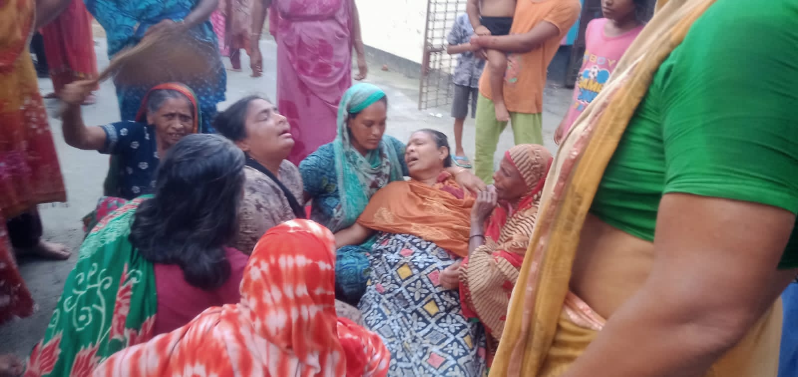 কাশিয়ানীতে আধিপত্য বিস্তার নিয়ে সংঘর্ষে নিহত ১। আহত ১৫ ।বাড়িঘরে হামলা