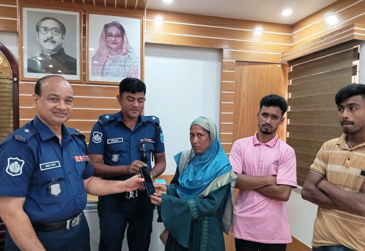 মুকসুদপুরে হারানো মোবাইল উদ্ধার করে বুঝিয়ে দিল পুলিশ