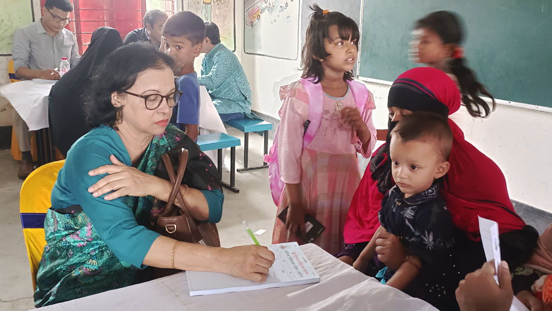 বঙ্গমাতার জন্মদিনে টুঙ্গিপাড়ায় বিনামূল্যে চিকিৎসা পেল প্রায় ১১শ মানুষ