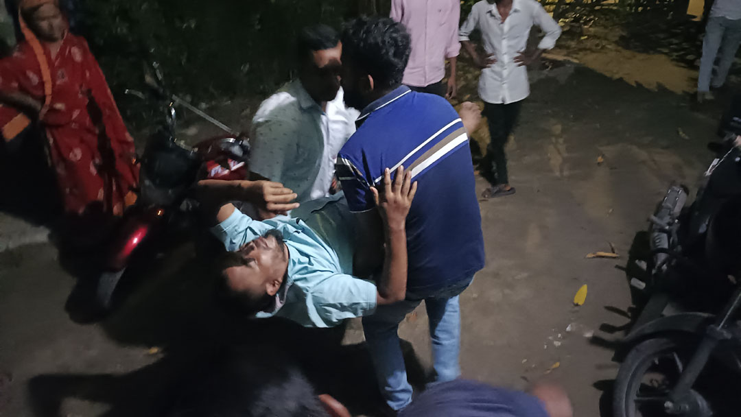 কিস্তির টাকা আনতে গিয়ে টুঙ্গিপাড়ায় নারীকে শ্লীলতাহানি! গ্রামীন ব্যাংক কর্মকর্তাকে গনপিটুনি