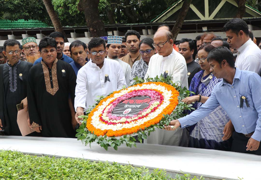 টুঙ্গিপাড়ায় বঙ্গবন্ধুর সমাধি সৌধে বাউবির ভিসির শ্রদ্ধা