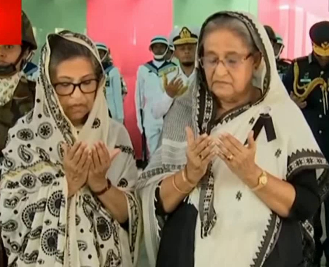 টুঙ্গিপাড়ায় বঙ্গবন্ধুর সামাধিতে প্রধানমন্ত্রীর শ্রদ্ধা