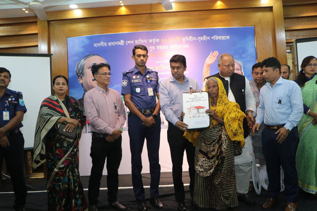 গোপালগঞ্জে ২৪৭টি গৃহহীন পরিবার পেলেন মুজিব শতবর্ষের উপহার ঘর