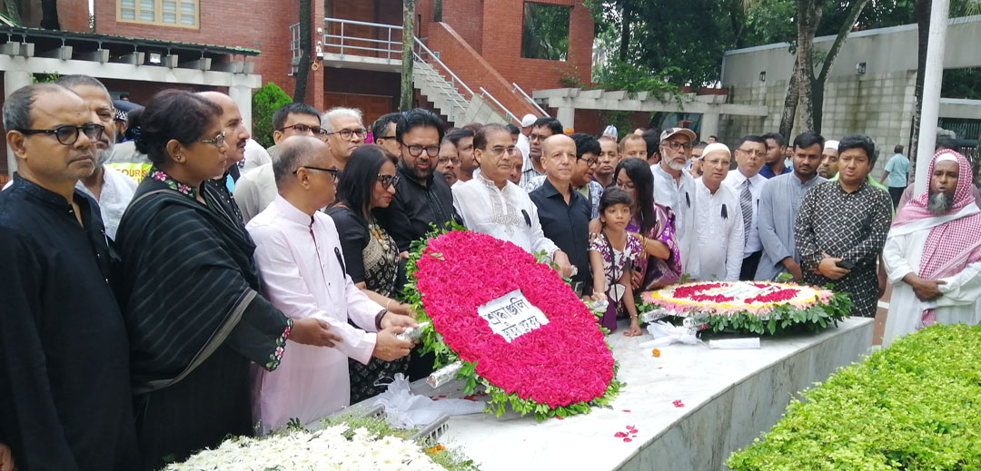 বঙ্গবন্ধুর সমাধিতে জাতীয় প্রেসক্লাব নেতৃবৃন্দের শ্রদ্ধা