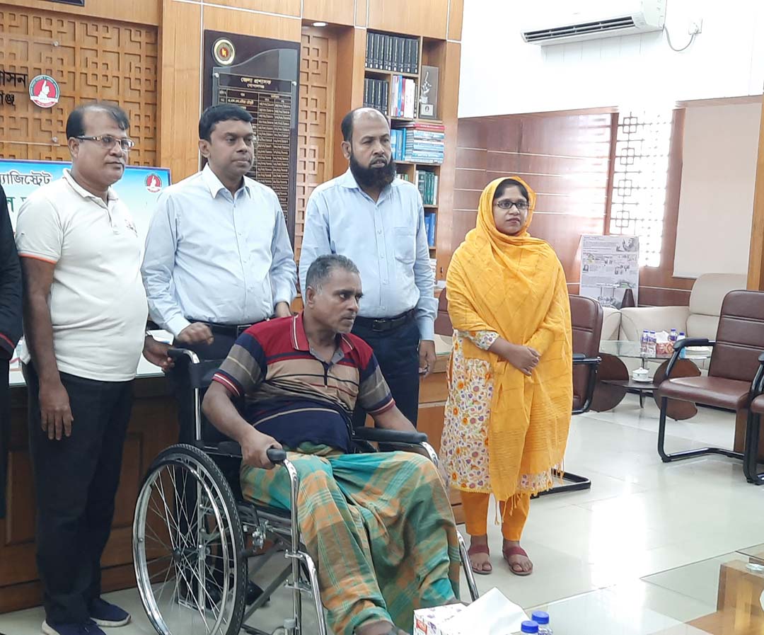 গোপালগঞ্জে গনশুনানীতে তাৎক্ষনিক সমাধান পাচ্ছেন সেবা প্রত্যাশীরা