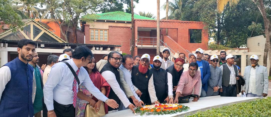টুঙ্গিপাড়ায় বঙ্গবন্ধুর সমাধিতে বঙ্গমাতা সাংস্কৃতিক জোটের শ্রদ্ধা