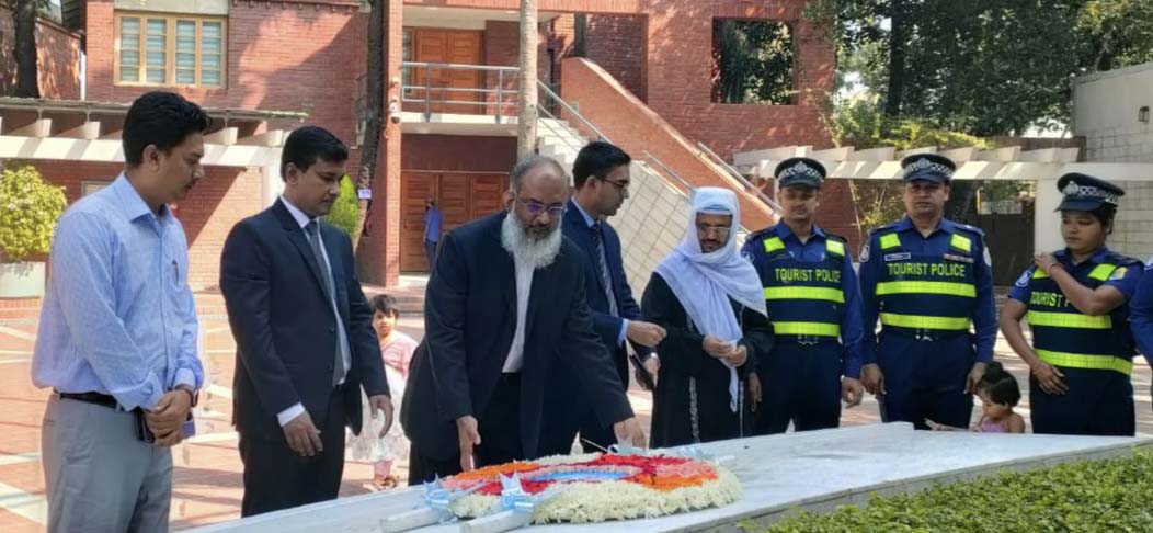 বঙ্গবন্ধুর সমাধিতে অর্থনৈতিক সম্পর্ক বিভাগের সচিবের শ্রদ্ধা