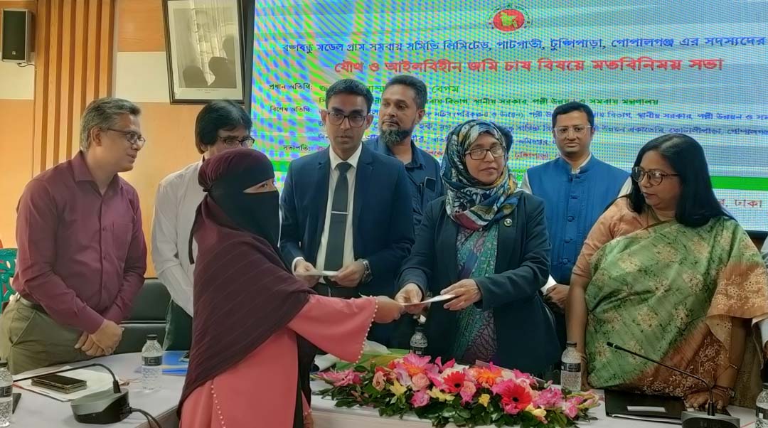 সমবায়ীদের সাবলম্বী করতে টুঙ্গিপাড়ায় ঋণ বিতরণ