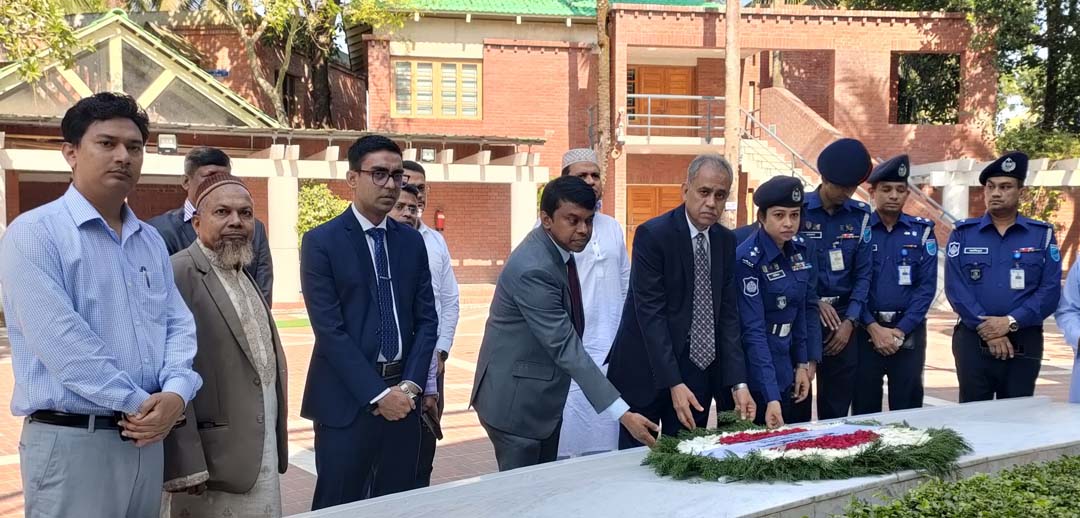 টুঙ্গিপাড়ায় বঙ্গবন্ধুর সমাধিতে নির্বাচন কমিশনা মোঃ আলমগীরের শ্রদ্ধা