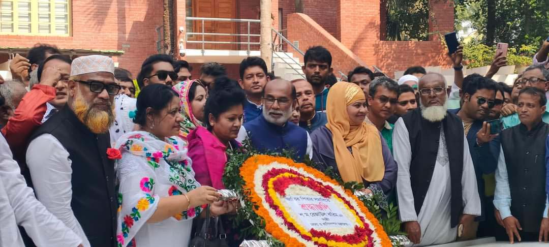 দলীয় মনোনয়ন পেয়ে টুঙ্গিপাড়ায় বঙ্গবন্ধুর সমাধিতে মৎস্য ও প্রাণিসম্পদ মন্ত্রী শ্রদ্ধা