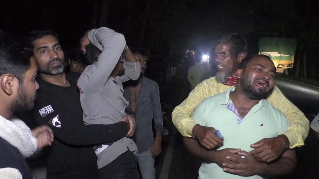 গোপালগঞ্জে ঘাতক ট্রাক কেড়ে নিল মোটরসাইকেল চালকের প্রাণ । স্ত্রী কন্যা আহত