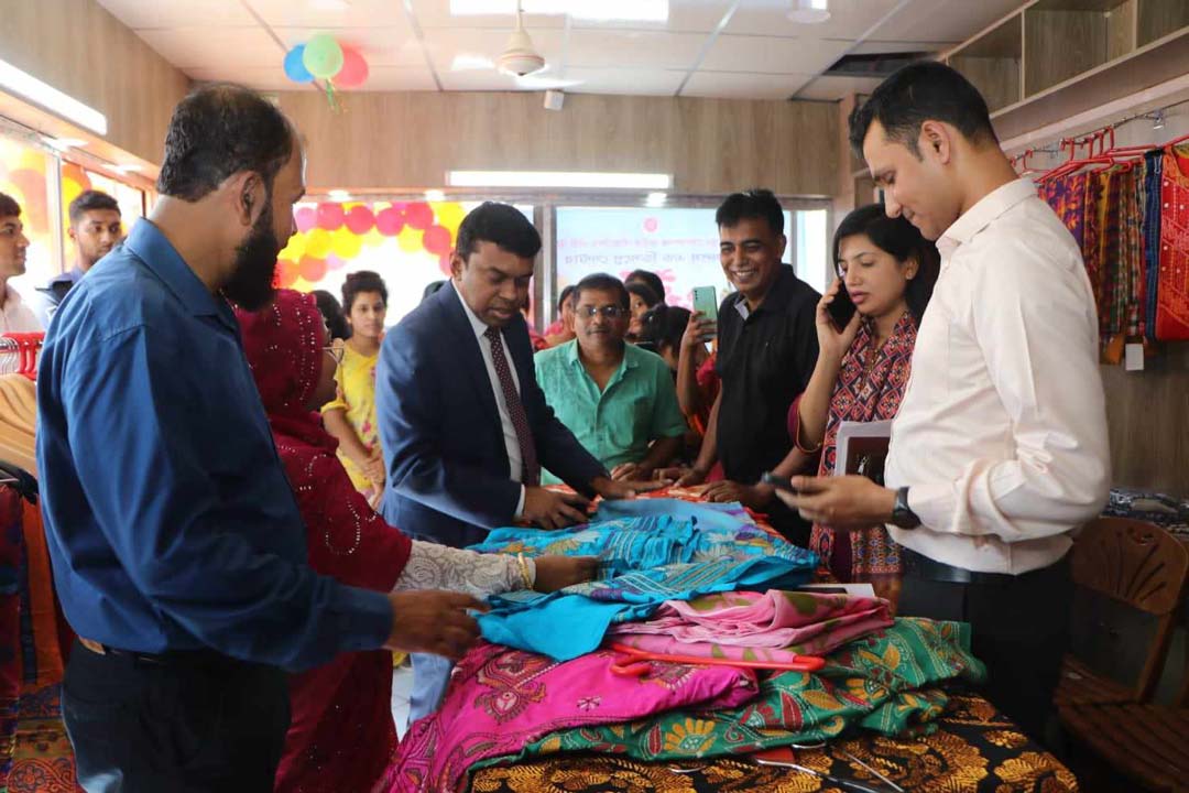 গোপালগঞ্জে নারী উদ্যোক্তাদের হাতে তৈরী পোষাকের শো-রুম উদ্বোধন