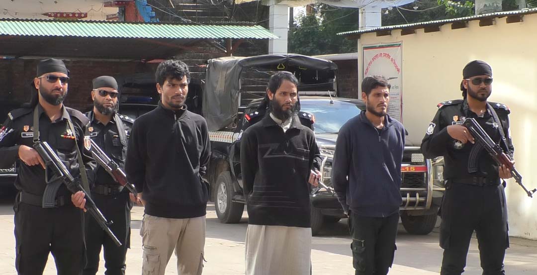 ক্যাম্প ও আইনশৃঙ্খলাবাহিনীকে উড়িয়ে দিতে বানাতো বোমা!