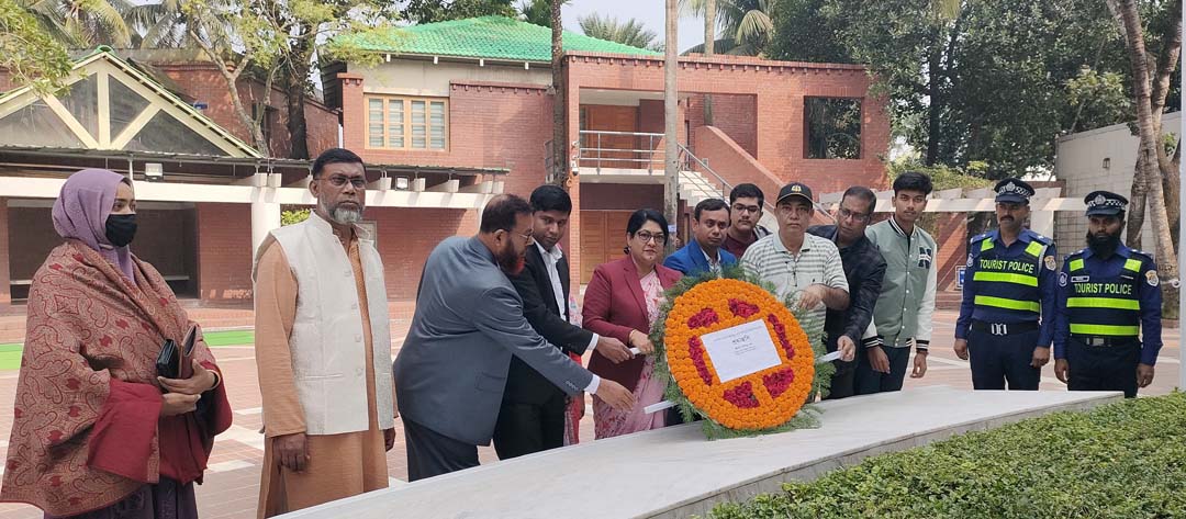 বঙ্গবন্ধুর সমাধিতে বিদ্যুৎ মন্ত্রণালয়ের অতিরিক্ত সচিবের শ্রদ্ধা