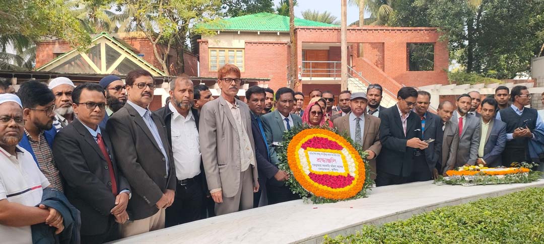 কুষ্টিয়ার ভেড়ামারা সরকারি মহিলা কলেজের শিক্ষক শিক্ষিকা ও কর্মচারীবৃন্দর শ্রদ্ধা