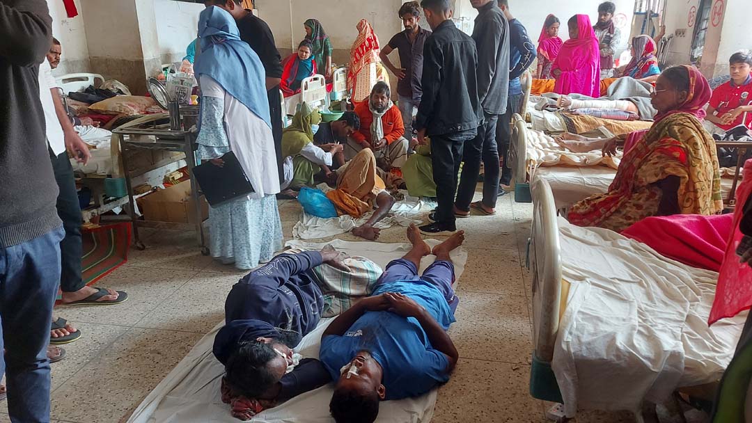 গোপালগঞ্জে দুই মেম্বার গ্রুপের মধ্যে সংঘর্ষ আহত ৩০