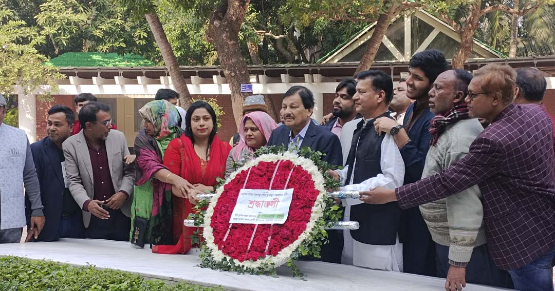 বঙ্গবন্ধুর সমাধিতে খুলনা ৫ আসনের স্বতন্ত্র প্রার্থী আকরামের শ্রদ্ধা
