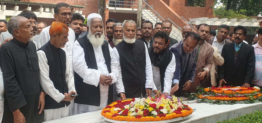 বঙ্গবন্ধুর সমাধিতে পিরোজপুর-১ আসনের স্বতন্ত্র প্রার্থী এ কে এম এ আউয়ালের শ্রদ্ধা