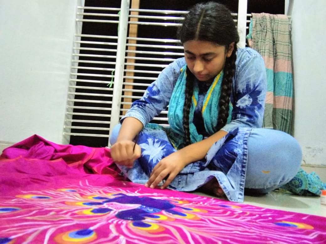 পোষাক তৈরী করে সাবলম্বী হতে চায় শিক্ষার্থী সানজানা