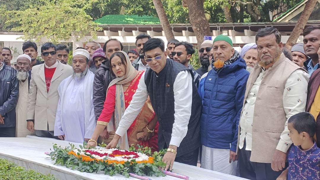 বঙ্গবন্ধুর সমাধিতে মালয়েশিয়া আ.লীগের প্রতিষ্ঠাতা সভাপতির শ্রদ্ধা