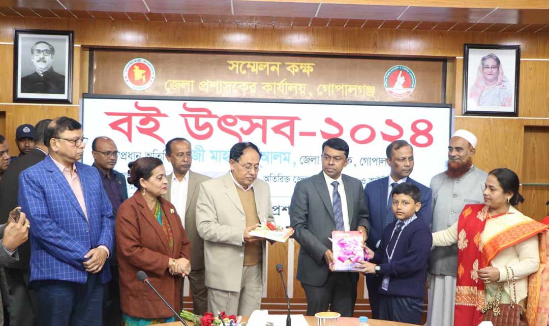 গোপালগঞ্জে নতুন বইয়ের ঘ্রাণে শিক্ষার্থীরা মাতোয়ারা