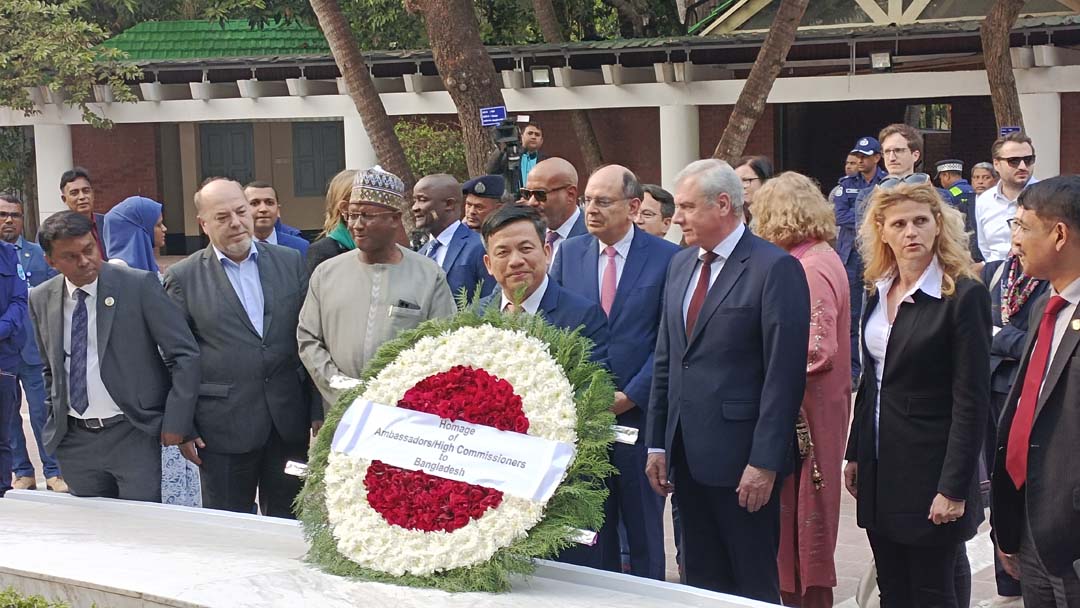 বঙ্গবন্ধুর সমাধিতে ১৪ দেশের রাষ্ট্রদূতের শ্রদ্ধা