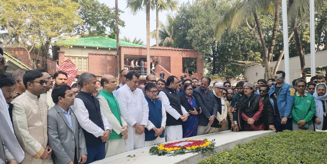 বঙ্গবন্ধুর সমাধিতে প্রধানমন্ত্রীর কার্যালয়ের অনু বিভাগে নিয়োগ প্রাপ্ত ১০ কর্মকর্তার শ্রদ্ধা