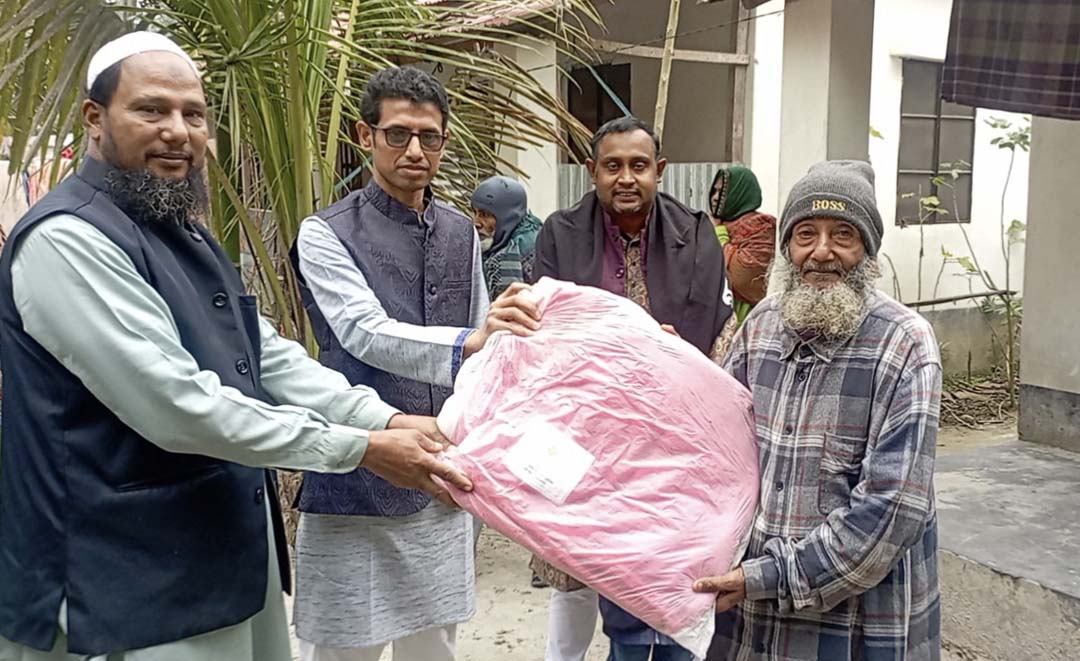 সাতসকালে আশ্রায়ণ কেন্দ্রে কম্বল নিয়ে হাজির টুঙ্গিপাড়া ইউএনও